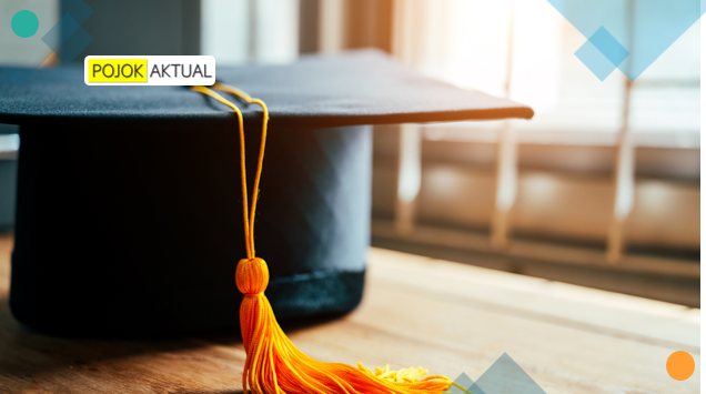 Mahasiswa Trinity University memegang piala atau sertifikat Truman Scholarship