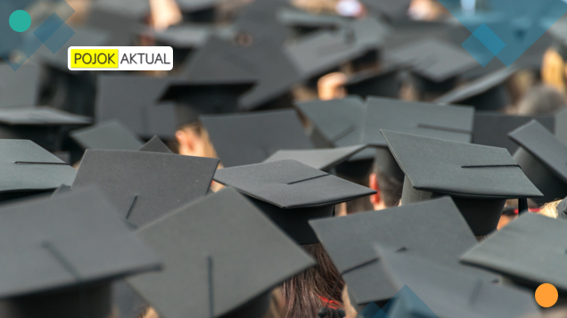 Mahasiswa Husson University memegang piagam penghargaan valedictorian